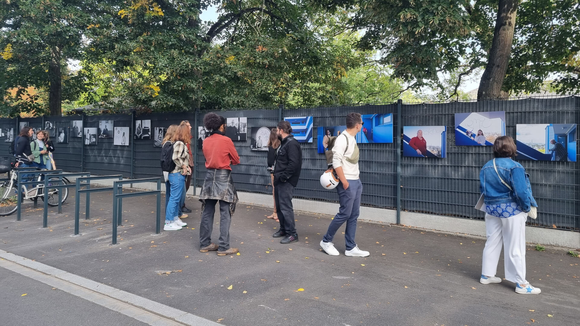 A travers la clôture | Maksim'ART - Maison autour de l'art
