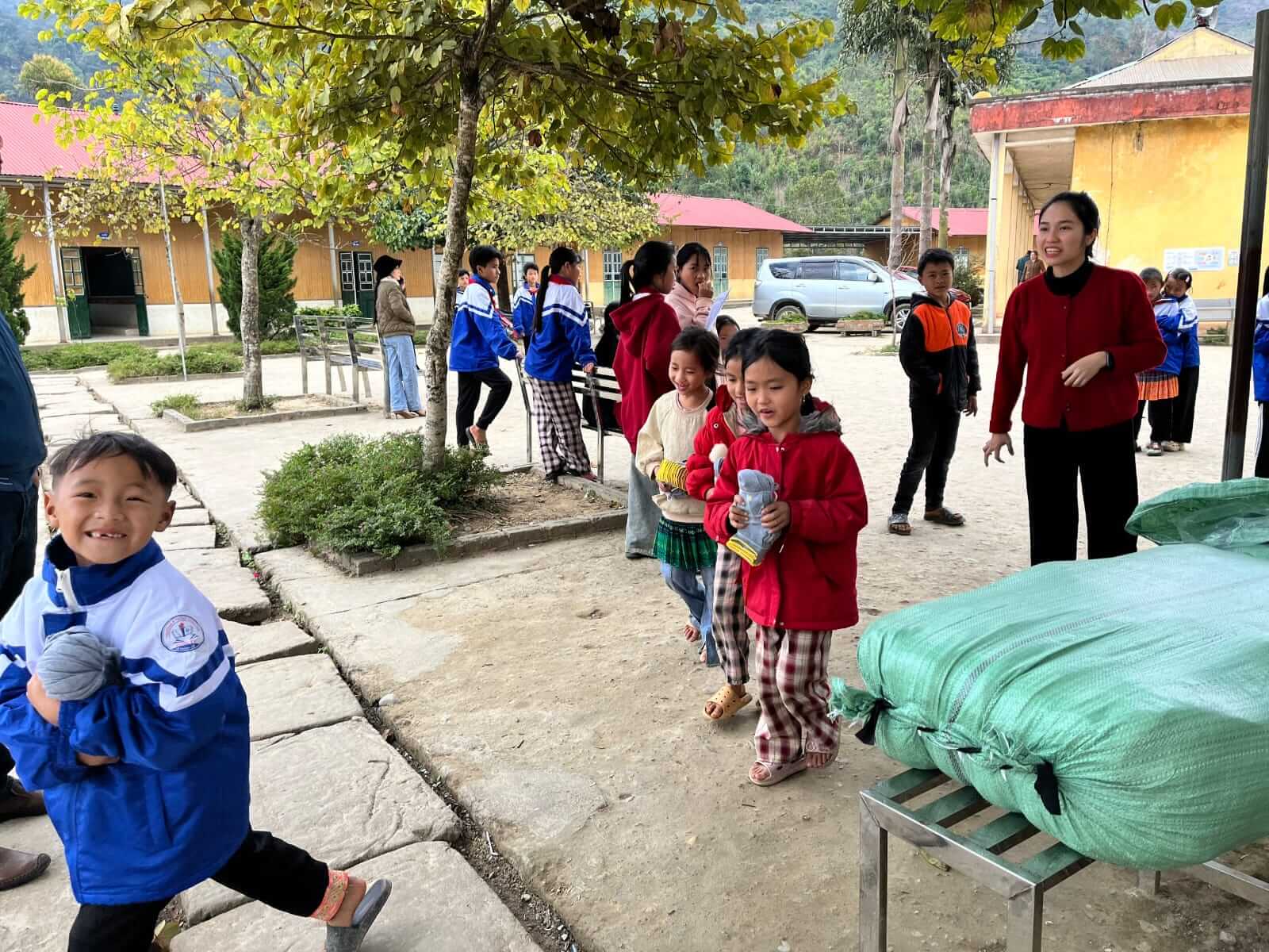 Vietnam - Distribution de 1800 paires de chaussettes ! | Sourires d'Enfants