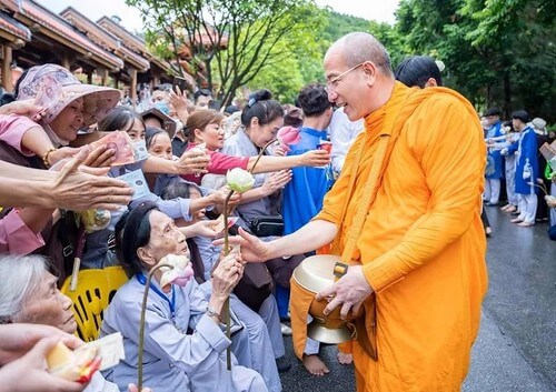 Nhiều người thay đổi thói quen, nhận thức về việc lễ chùa, cúng dường | Vietnam Fraternité