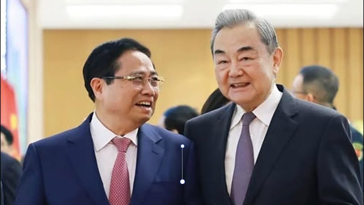 Bạn vàng Vương Nghị & Phạm Minh Chính ôm nhau cười phớ lớ! Thông điệp gì đây?