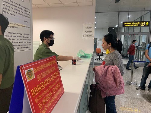 Vòi tiền du khách, nhân viên Hải quan làm xấu mặt Việt Nam | Vietnam Fraternité