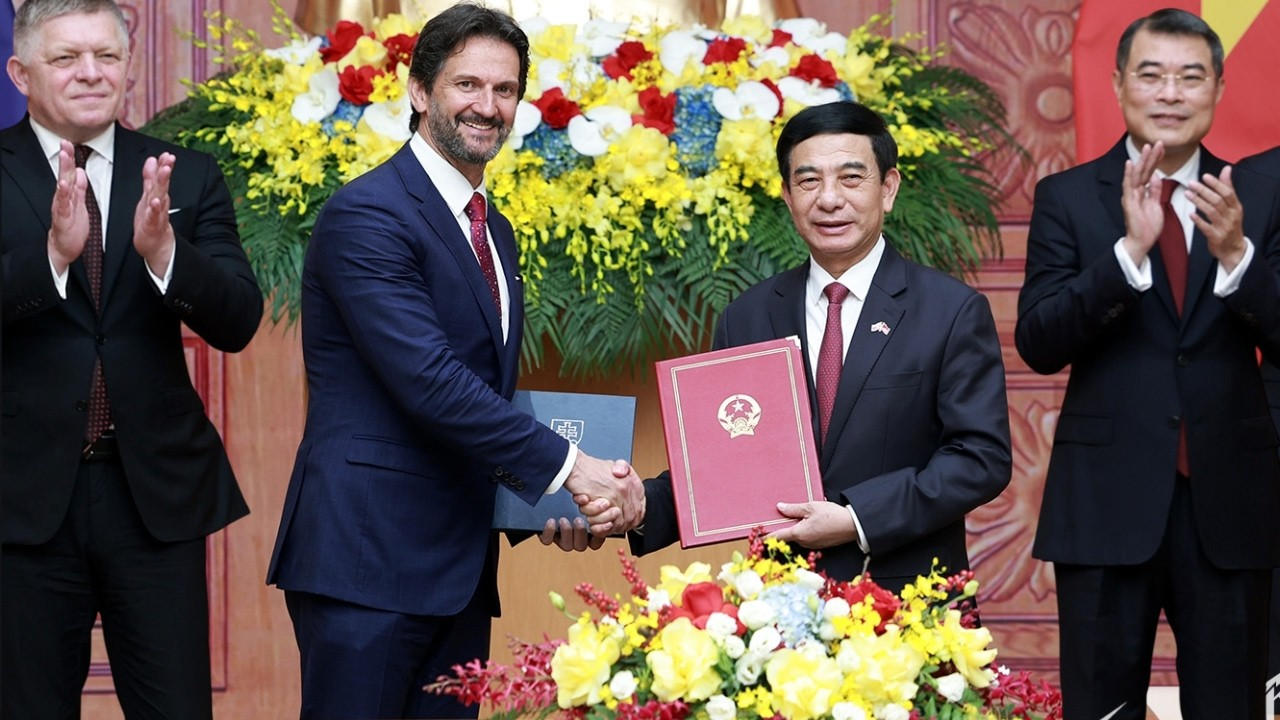 Bạn vàng Thủ tướng Fico trao Tướng Giang món quà quý giá! Slovakia nhỏ mà có võ!