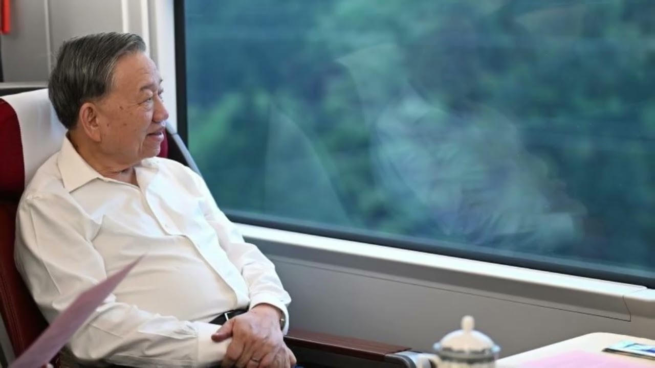 Ông Tô Lâm chiêm ngưỡng cảnh quan bên tàu cao tốc của TQ! Vì sao lựa chọn tàu lửa?