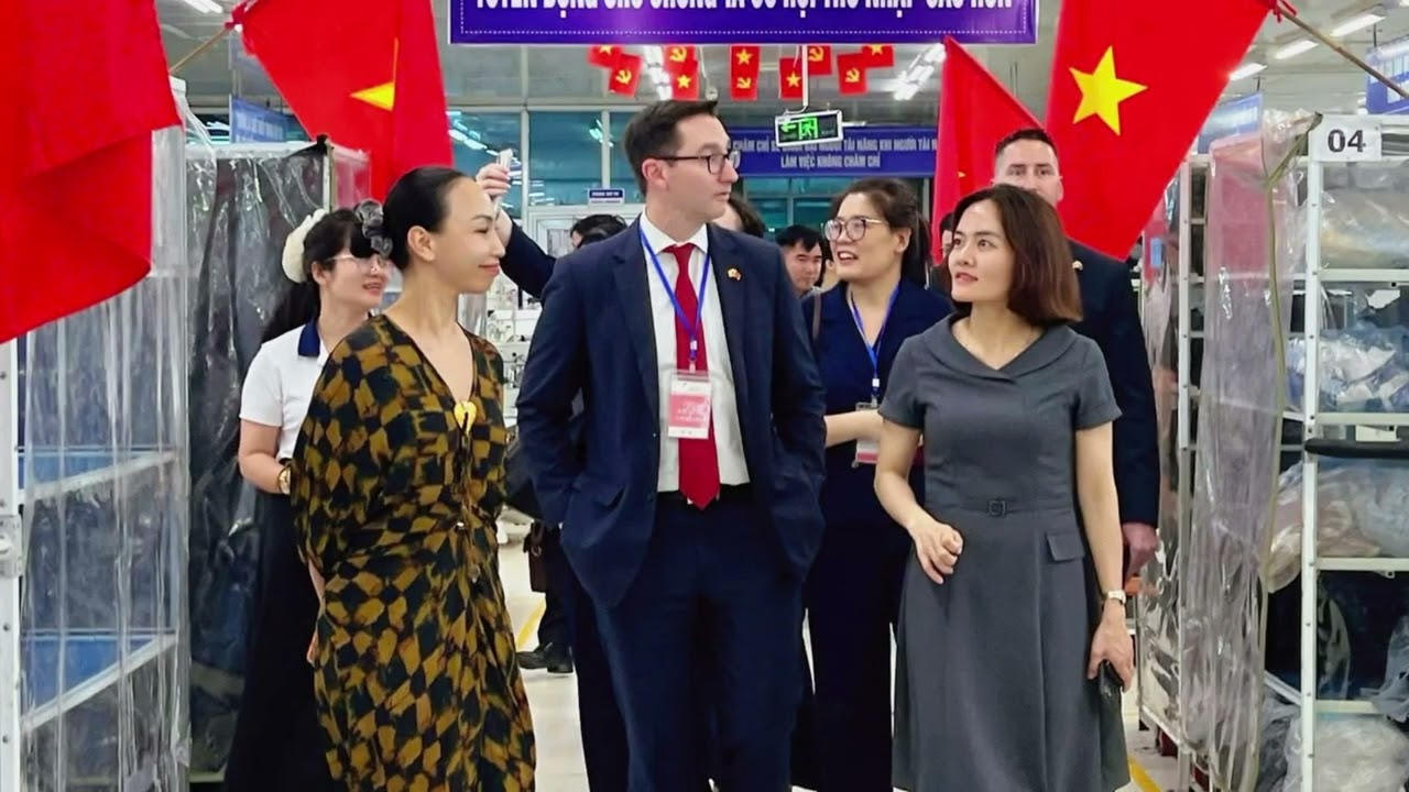 Vì sao Đại sứ quán Mỹ kéo nhau đi Hưng Yên? Ngắm nghía trinh sát gì đây?