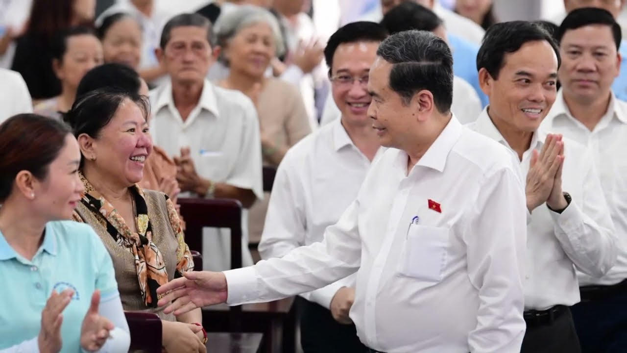 Người dân TP. HCM cười phớ lớ: tụi tui có quyền dân chủ rối! cử tri sẽ bầu Chủ tịch?