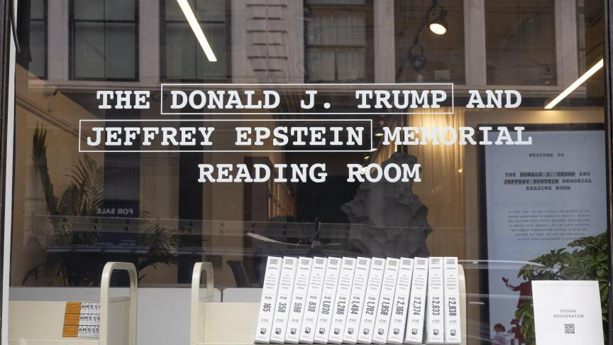 Triển lãm tại New York về quan hệ giữa tỷ phú ấu dâm Epstein và Tổng thống Trump | Vietnam Fraternité