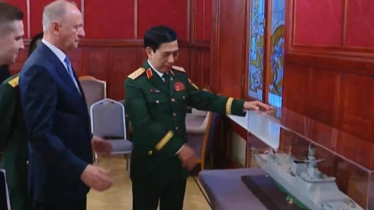 ĐT Phan Văn Giang công tác ở Nga:ông đang ngắm đồ chơi cho Hải quân VN! TQ giật mình!