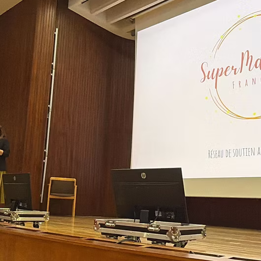 Une Maman Région intervient auprès d'étudiantes sages-femmes ! | Super Mamans France