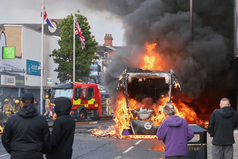 Điểm báo Pháp - Bạo loạn chống nhập cư ở Belfast | Vietnam Fraternité