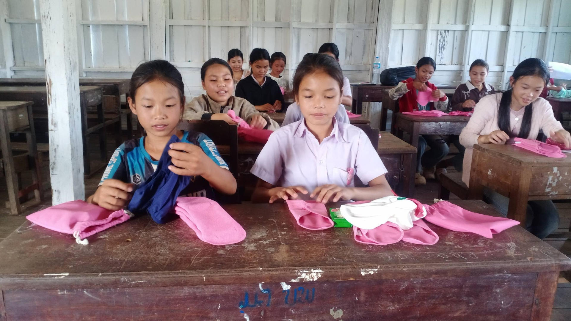 Laos - Une nouvelle session sur l'hygiène féminine et la menstruation ! | Sourires d'Enfants