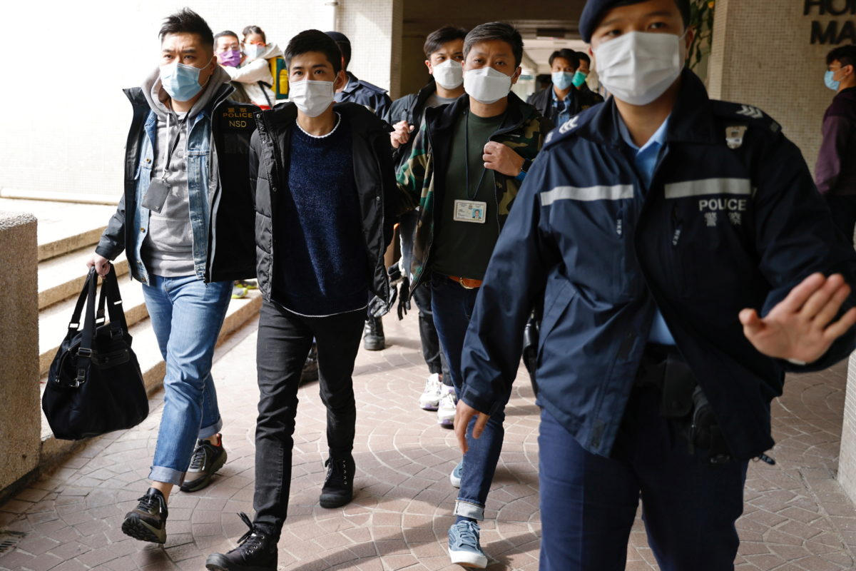 Năm người bị bắt sau khi cảnh sát Hong Kong đột kích các hiệu sách độc lập | Vietnam Fraternité
