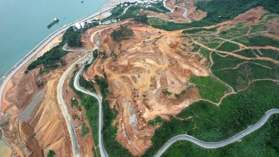 Vì sao chân Đèo Hải Vân bị cạo trọc ? | Vietnam Fraternité