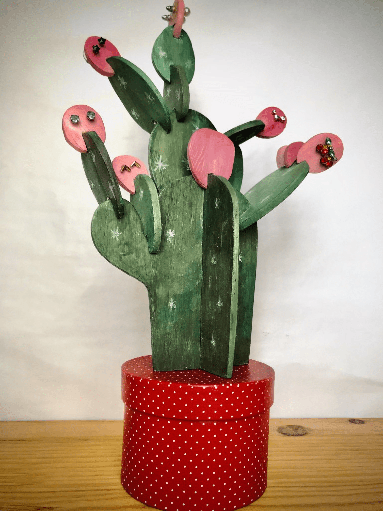 Porte-bijoux cactus en bois peint
