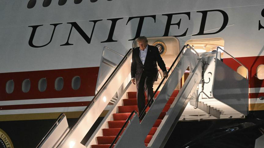 Đề phòng bị ám sát, Donald Trump bí mật đổi máy bay như trong phim trinh thám | Vietnam Fraternité