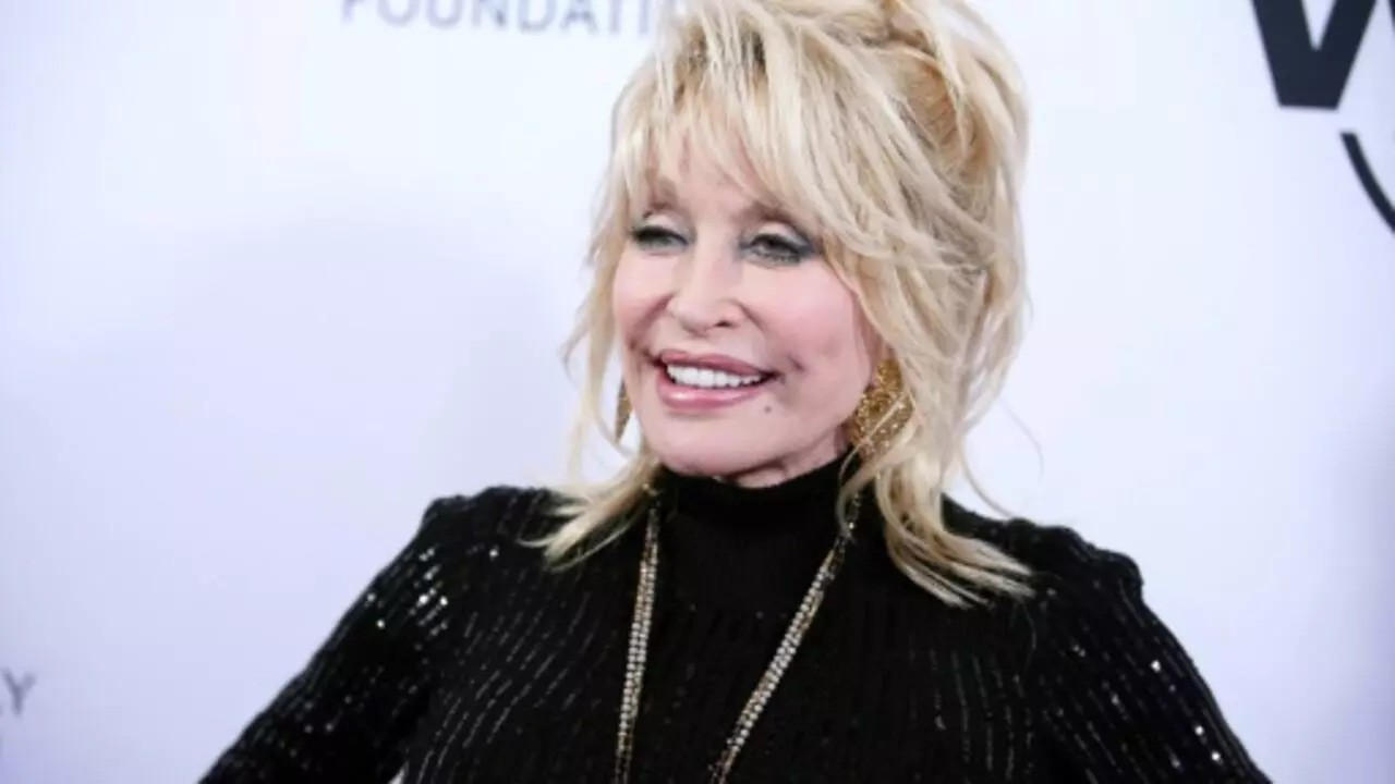Mỹ : Empire State Building nhuộm hồng, người hâm mộ tưởng nhớ Dolly Parton • RFI