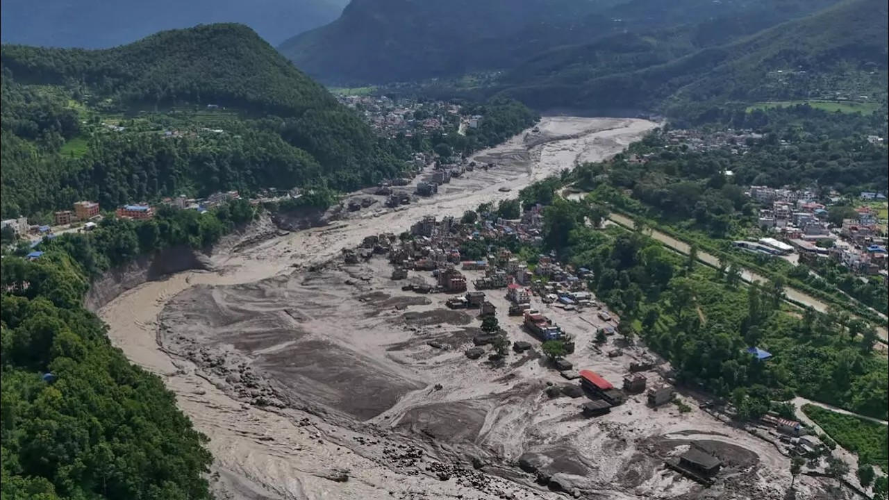 Biên giới Nepal – Trung Quốc tan hoang sau trận lũ quét kinh hoàng • RFI