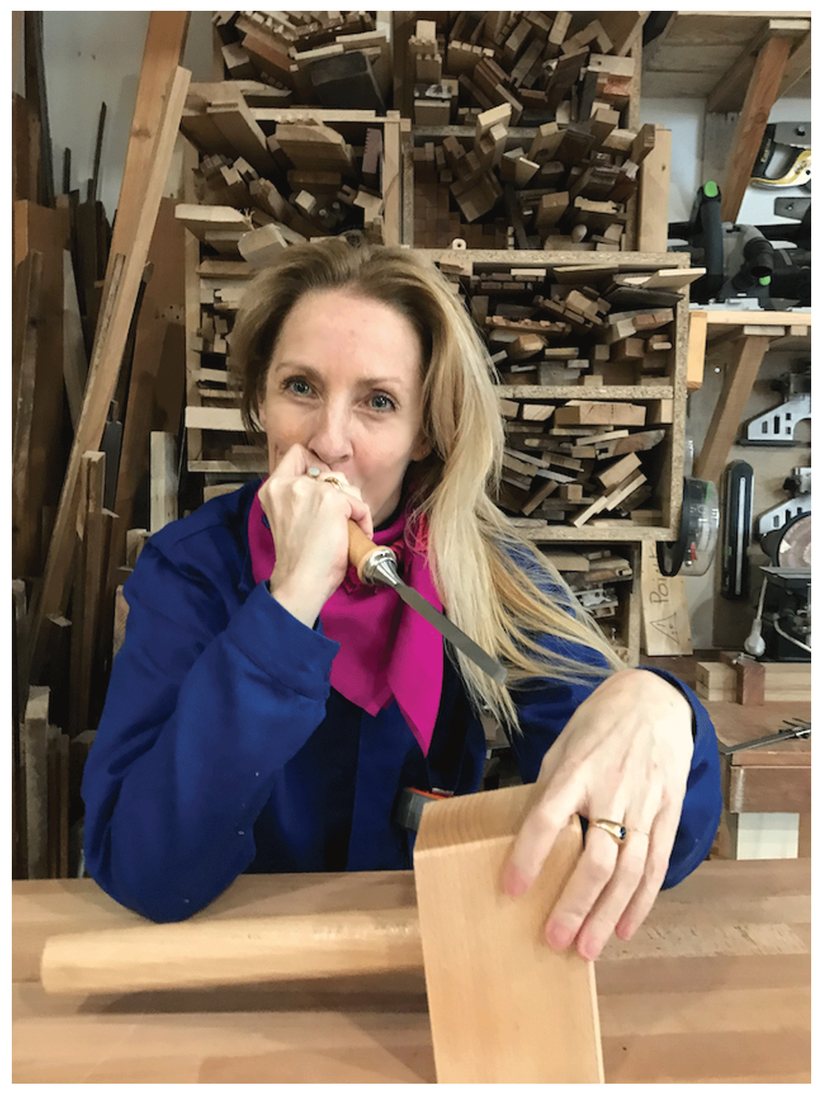 Artisane dans l’atelier Re Touchons Du Bois