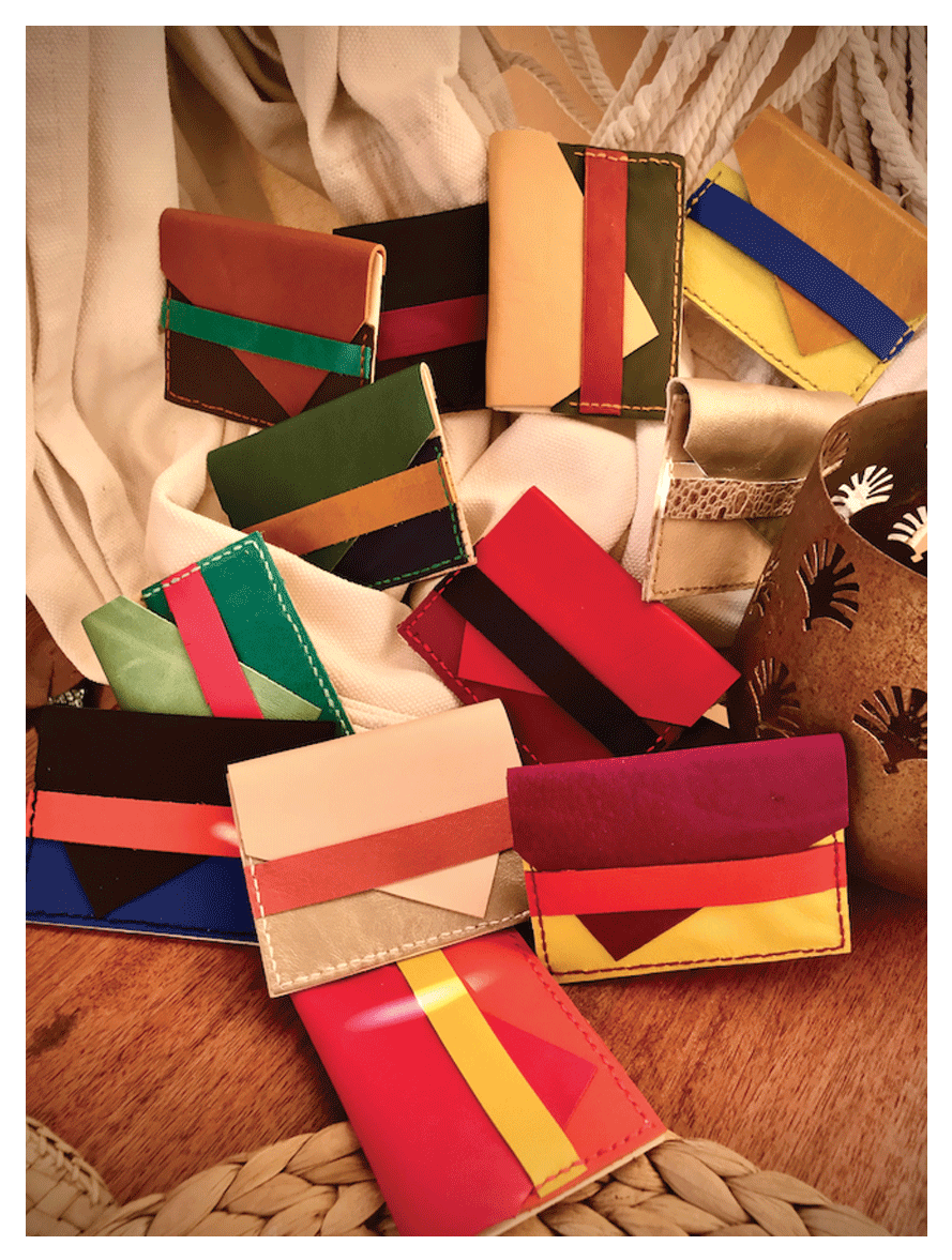 Porte-cartes en cuirs colorés