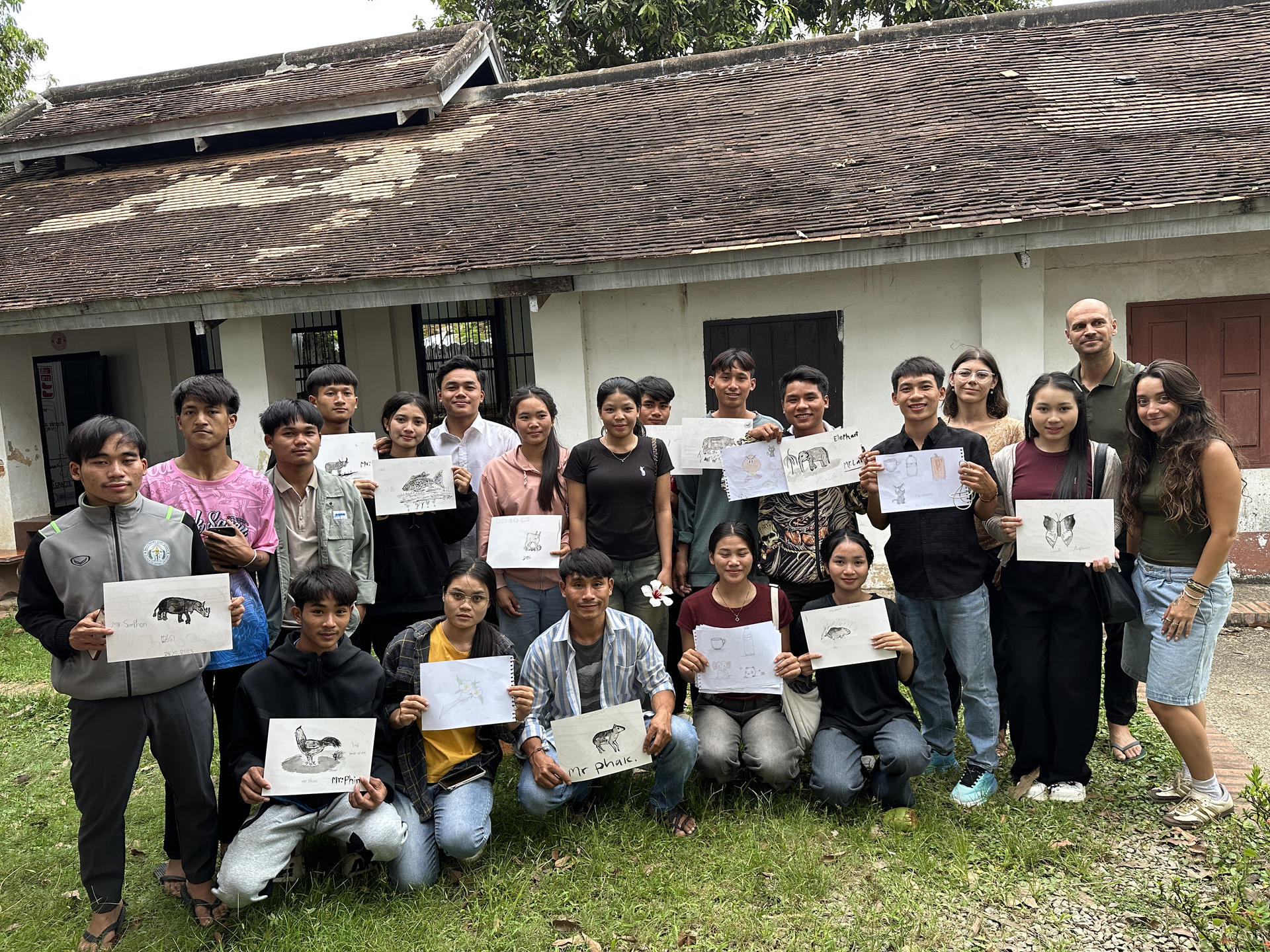 Des étudiants parrainés par NK Seeds montrent leurs dessins