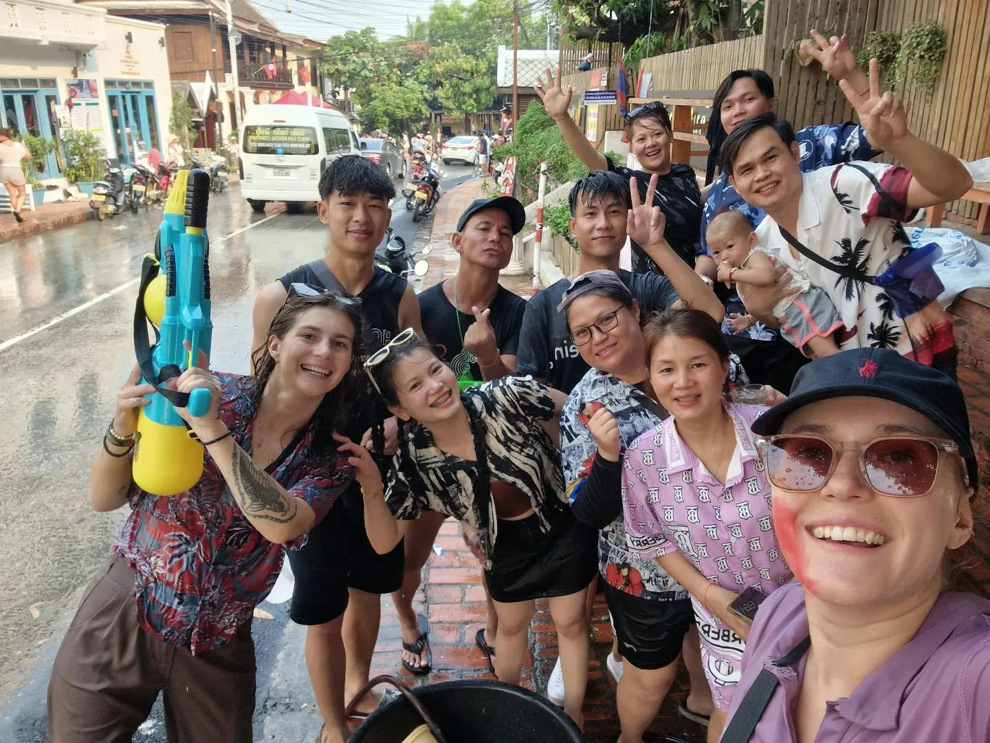 Un groupe souriant pendant Pi Mai, au Laos