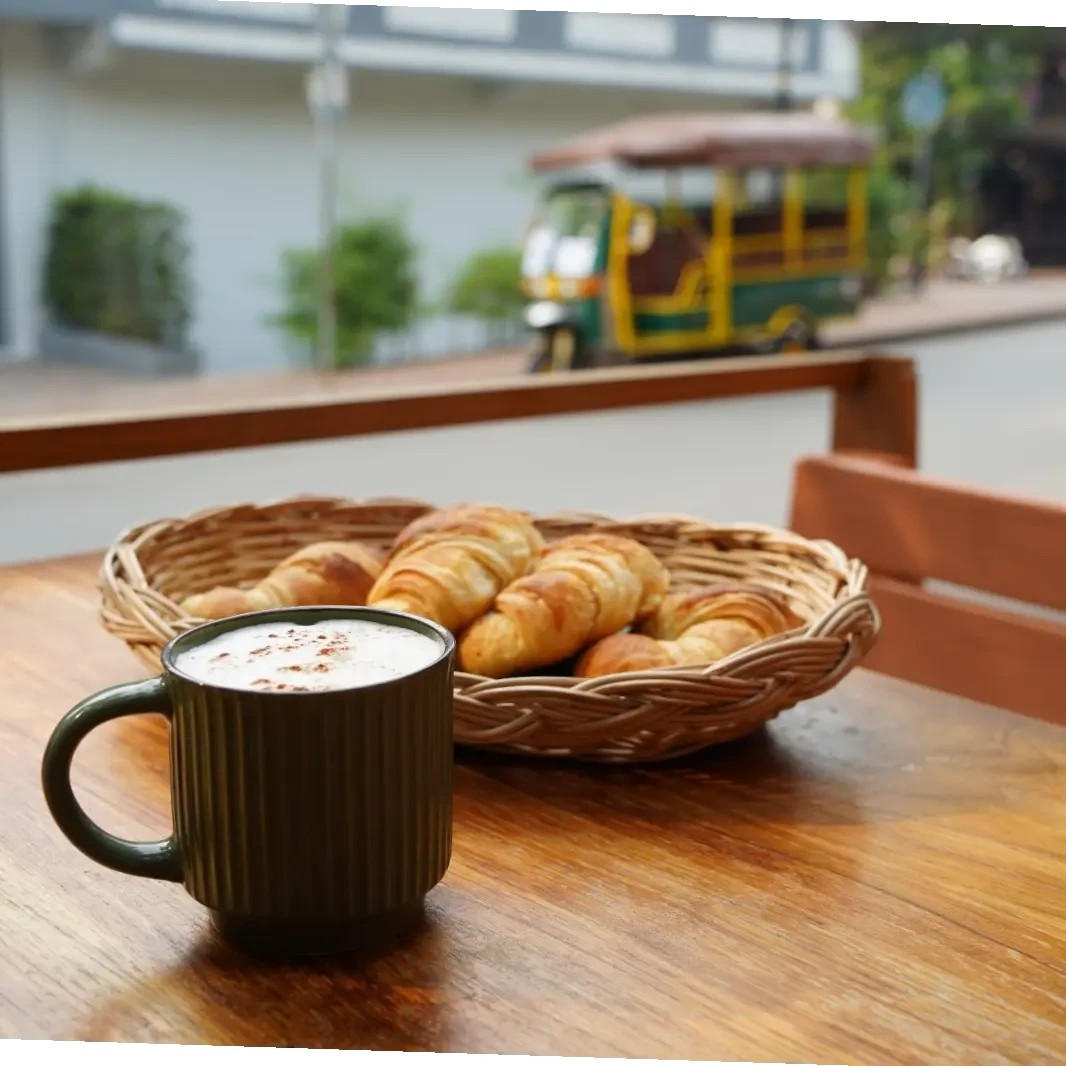 Un café et des croissants en terrasse, un tuk-tuk dans la rue