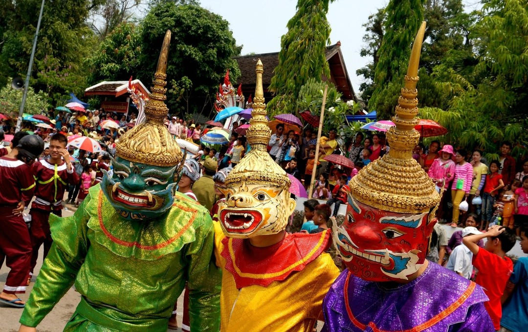 Danseurs masqués pendant Pi Mai, au Laos