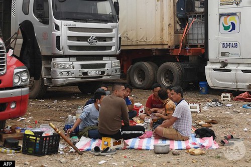 Hệ lụy chất chồng khi Trung Quốc chặn thông quan hàng qua biên giới ! | Vietnam Fraternité