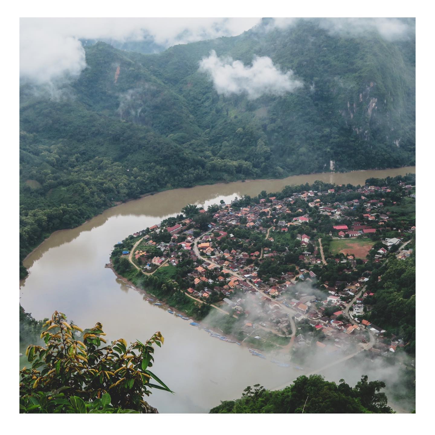 Nong Khiaw dans la brume, vue du ciel