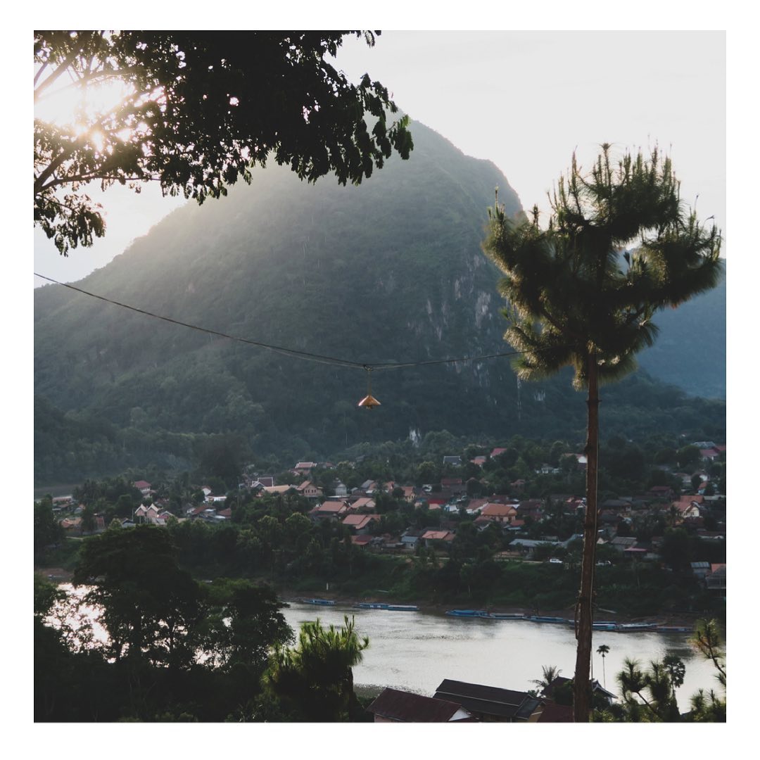 Vue d'en haut sur une ville au bord de la rivière, entre les montagnes, au Laos