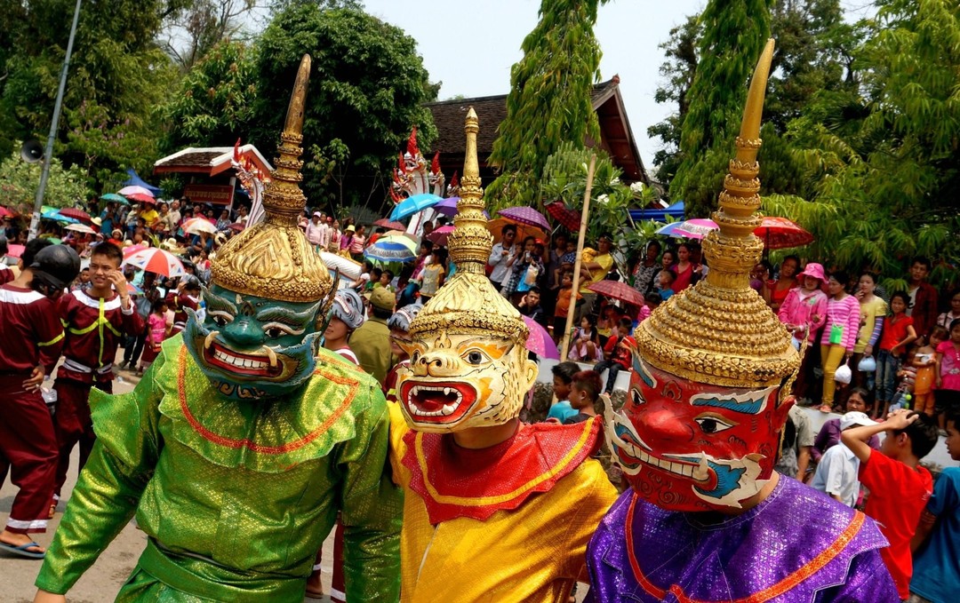 Danseurs masqués pendant Pi Mai, au Laos