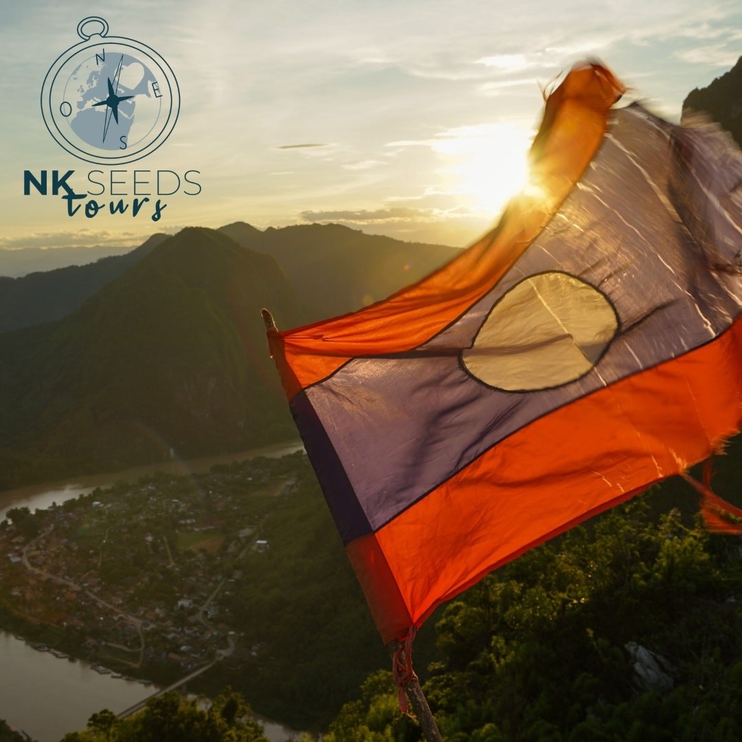 Le drapeau lao au coucher du soleil