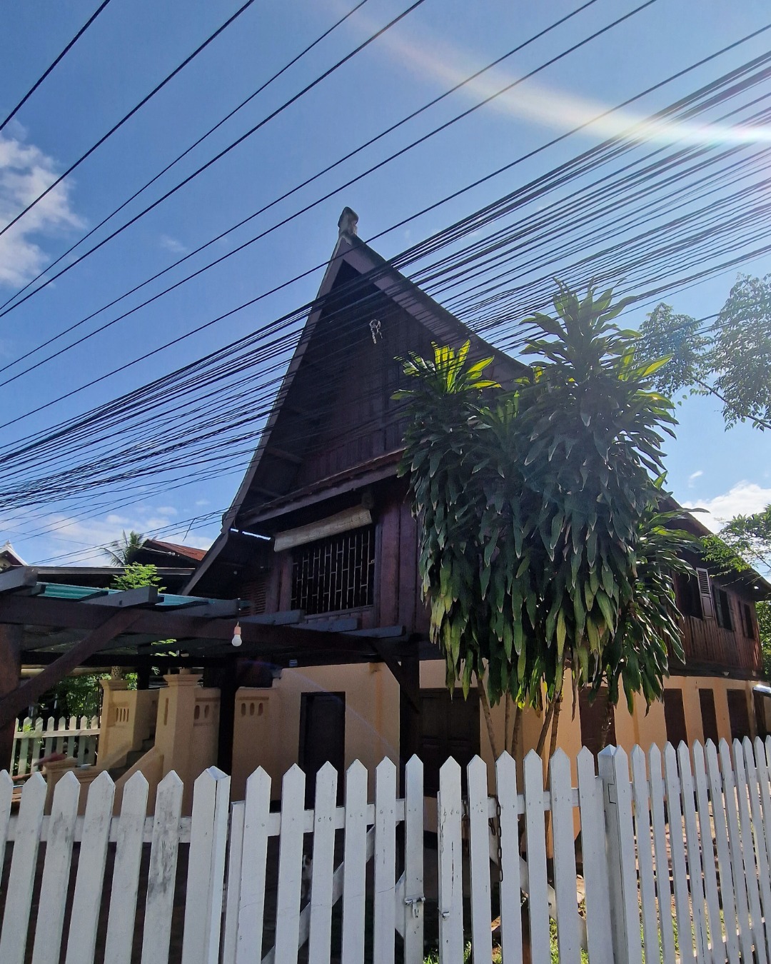 Une maison traditionnelle en bois, au Laos