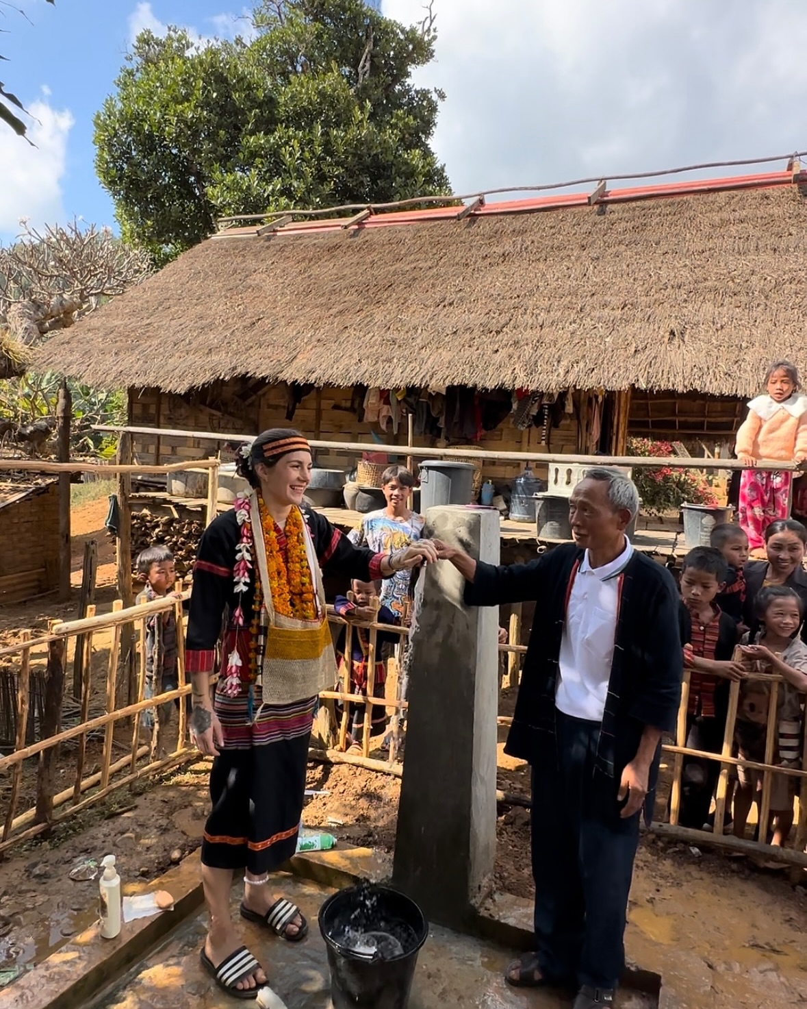 Un village de montagne aux maisons de chaume, au Laos