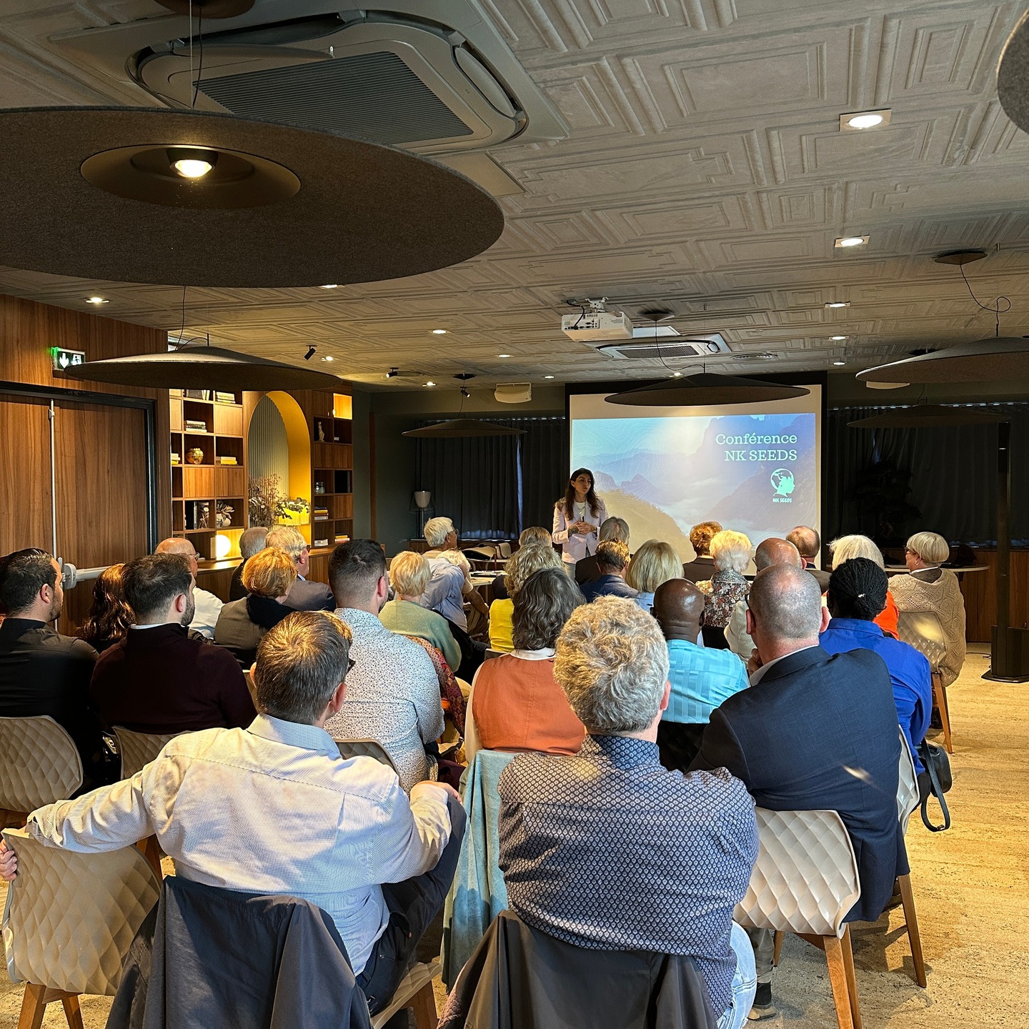 Une salle pleine pendant une conférence NK Seeds