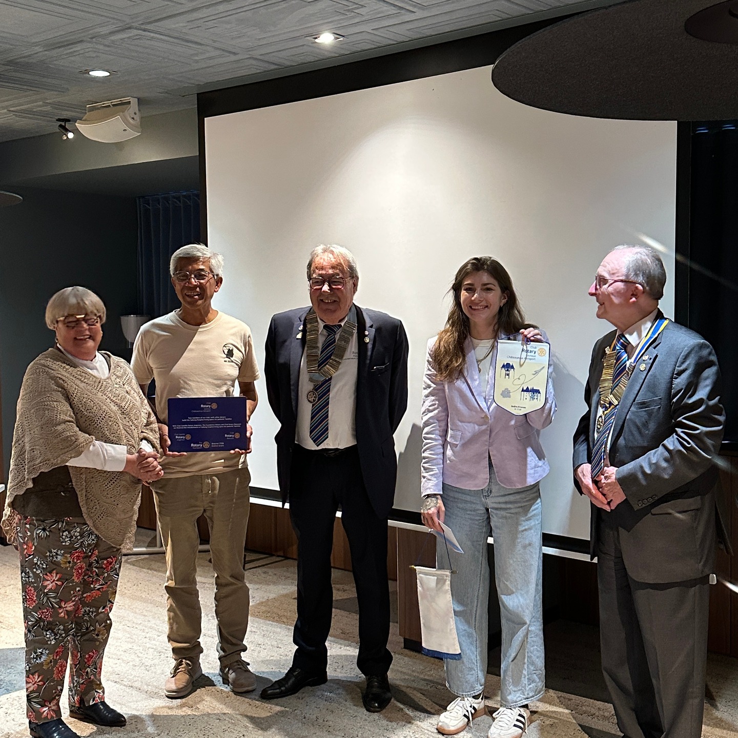 Remise d'un don à l'issue d'une étape de la tournée