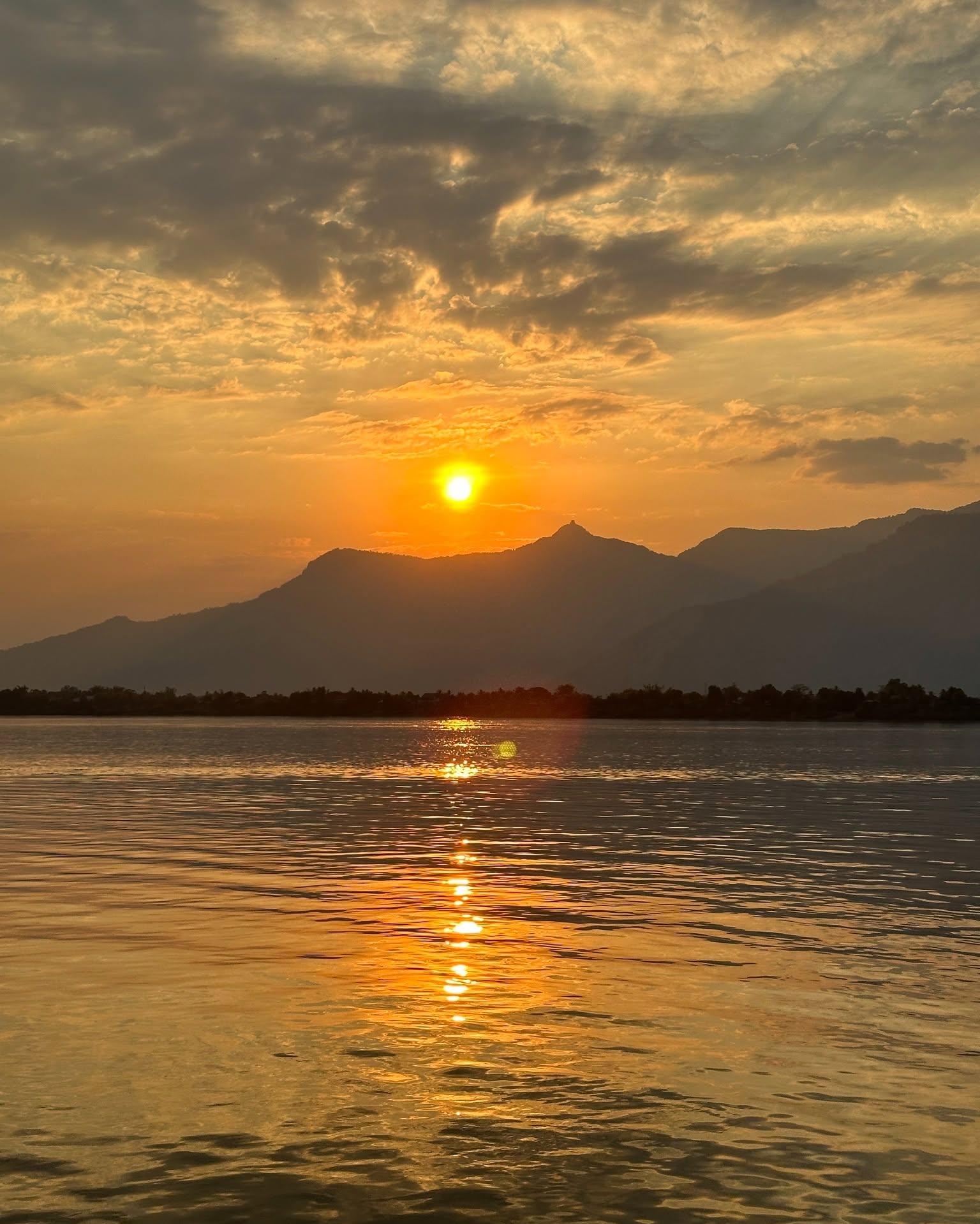 Le soleil sur le fleuve et les montagnes, au Laos