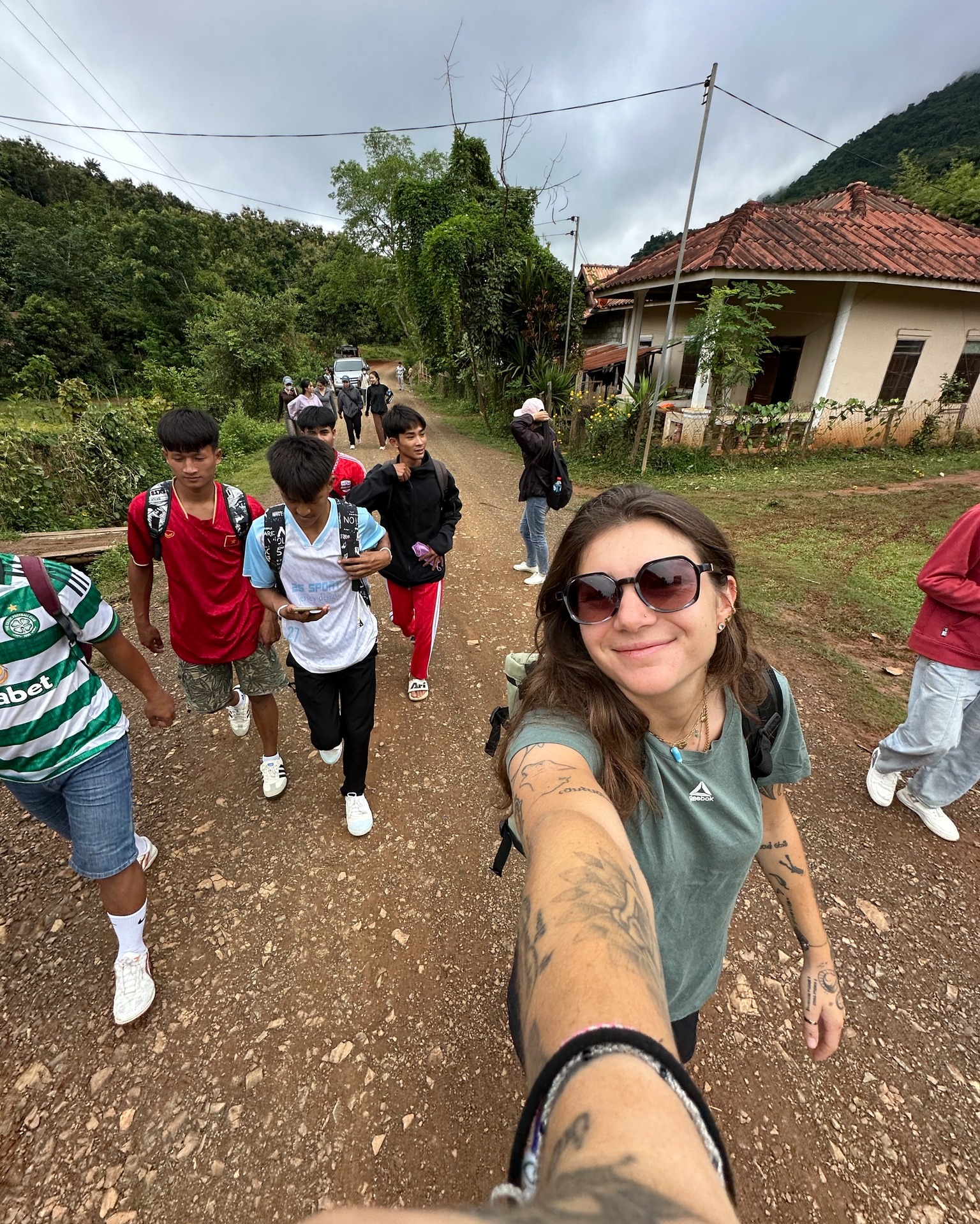 Mélissa et des étudiants sur une route de village, au Laos