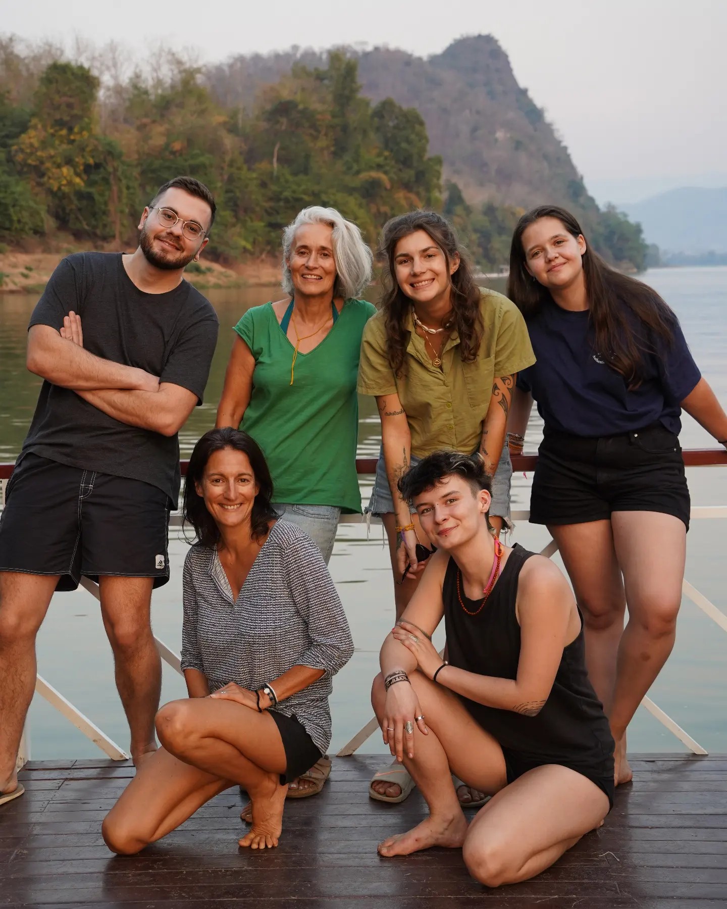 Un groupe de voyageurs sur le pont d'un bateau, sur la rivière