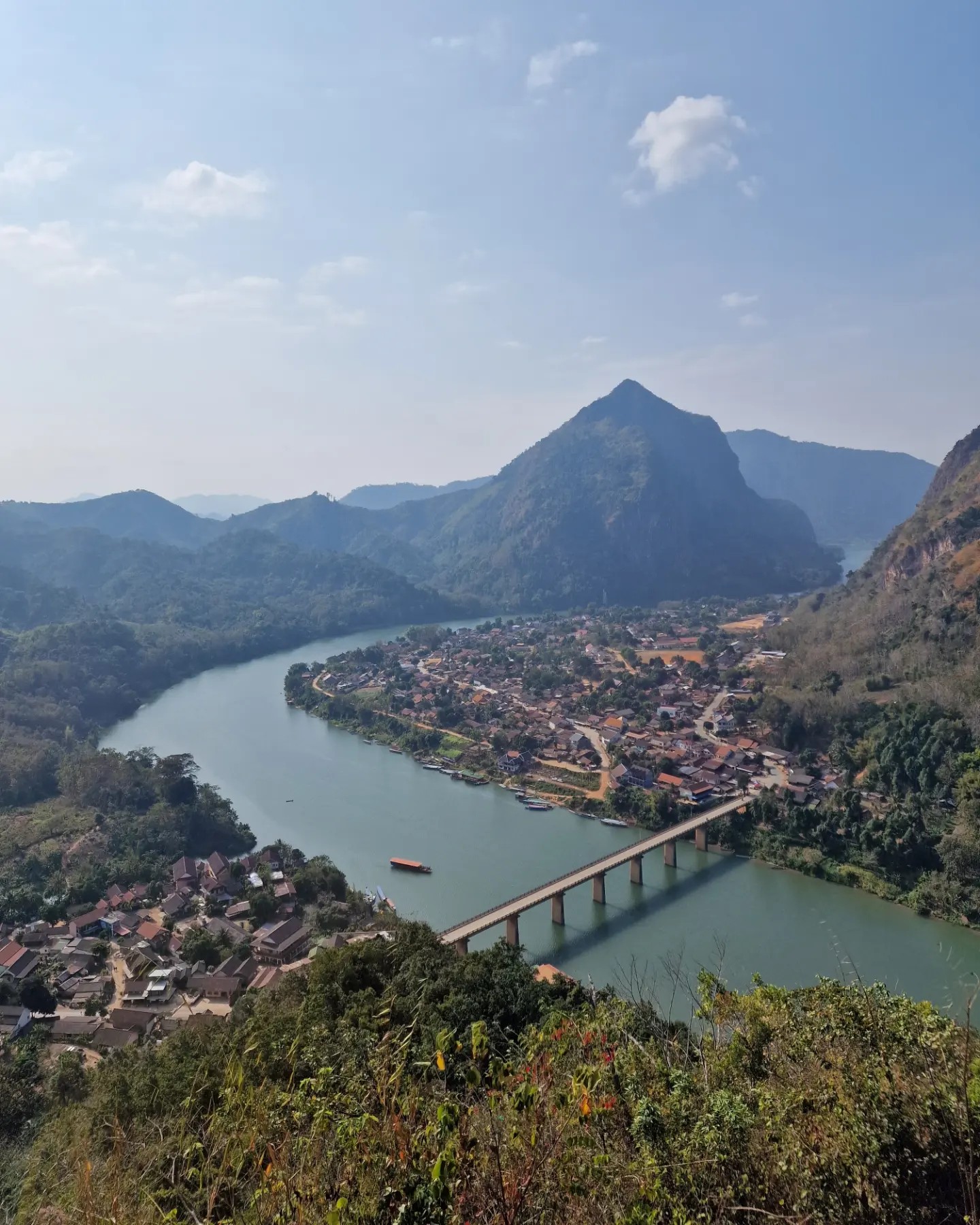 Nong Khiaw et la rivière Nam Ou vus du ciel