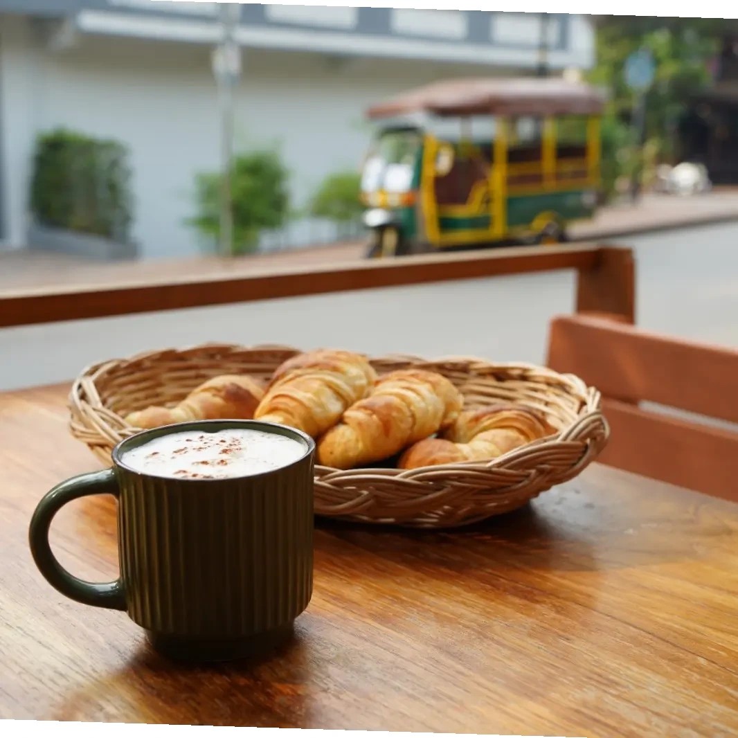 Un café et des croissants en terrasse, un tuk-tuk dans la rue
