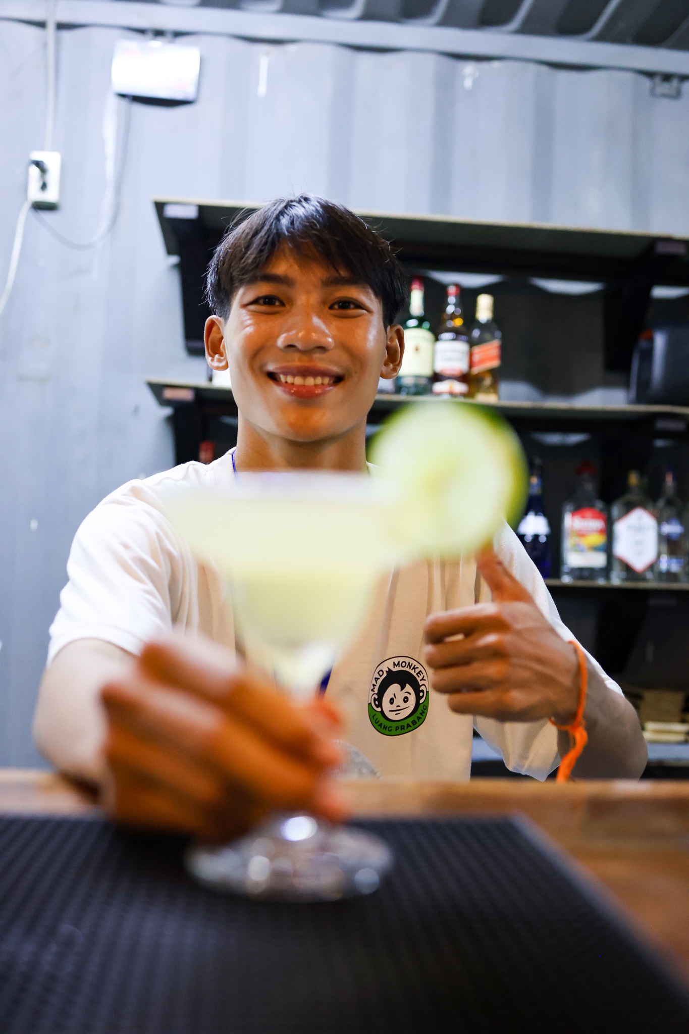 Nickko au bar, sourire
