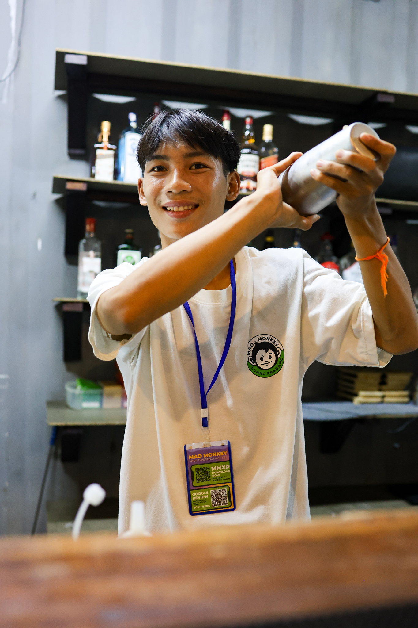 Nickko derrière le bar