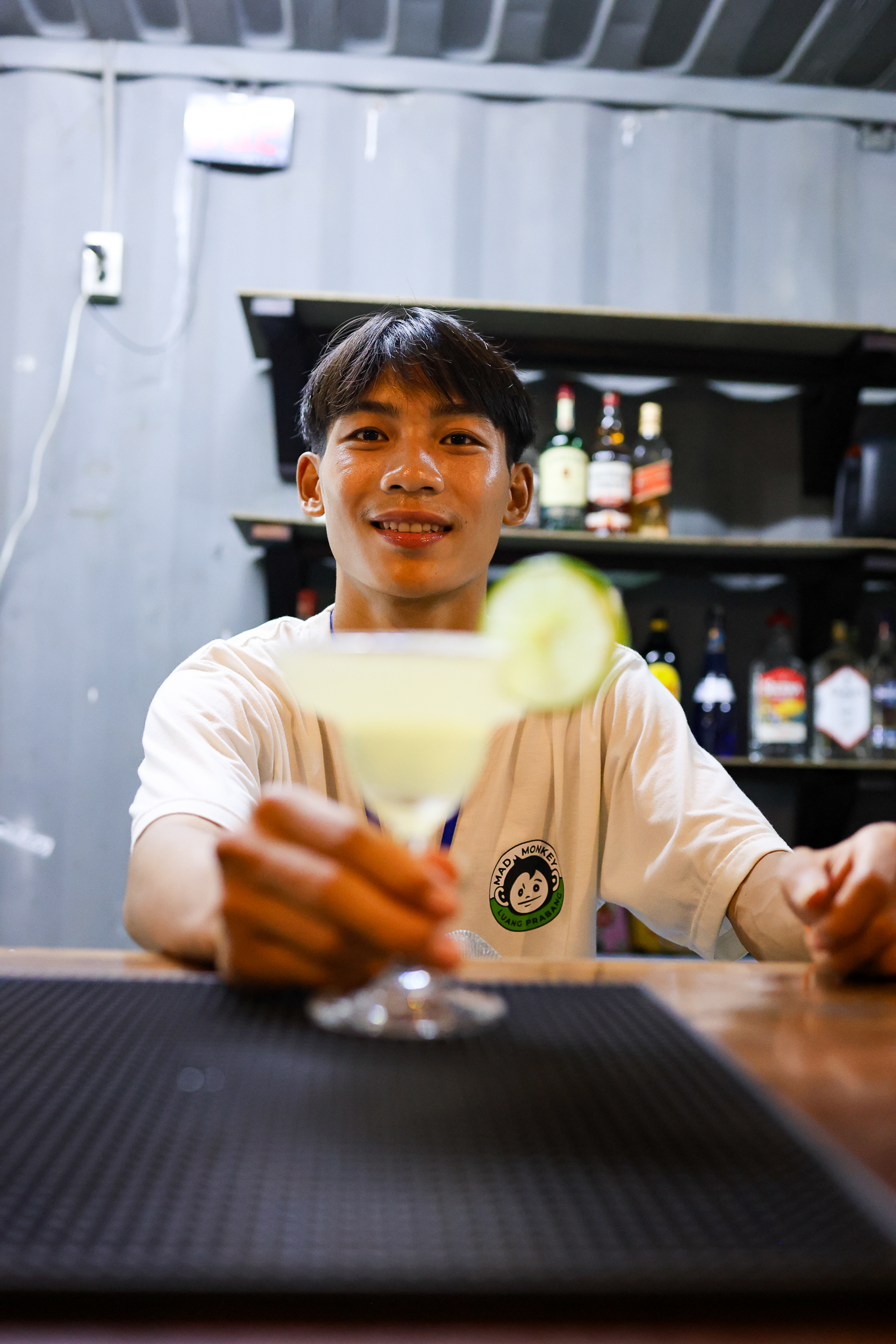 Nickko tend un verre