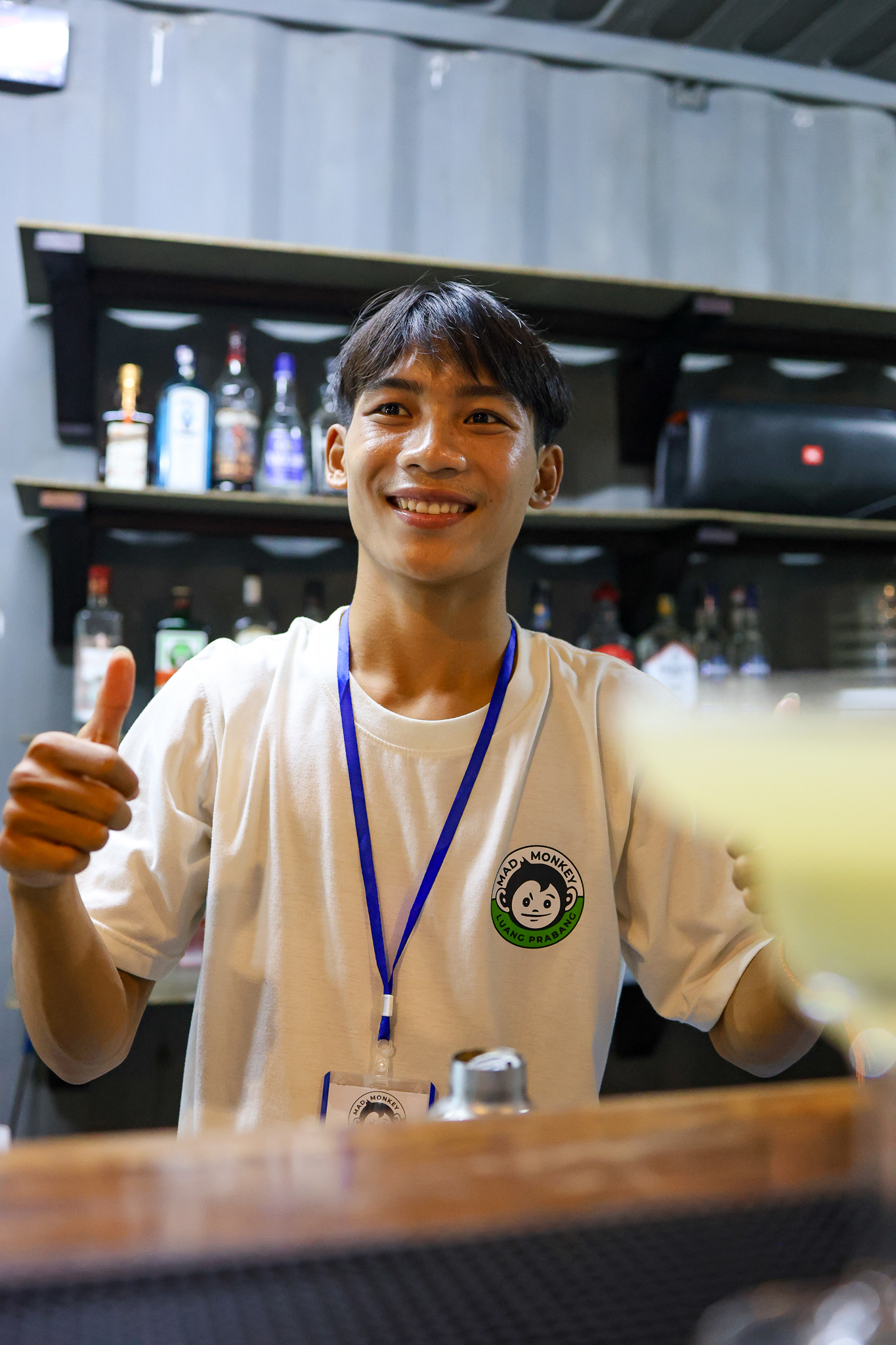 Nickko au bar, pouce levé