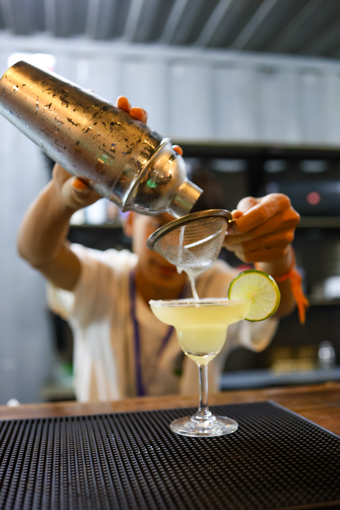 Nickko prépare un cocktail