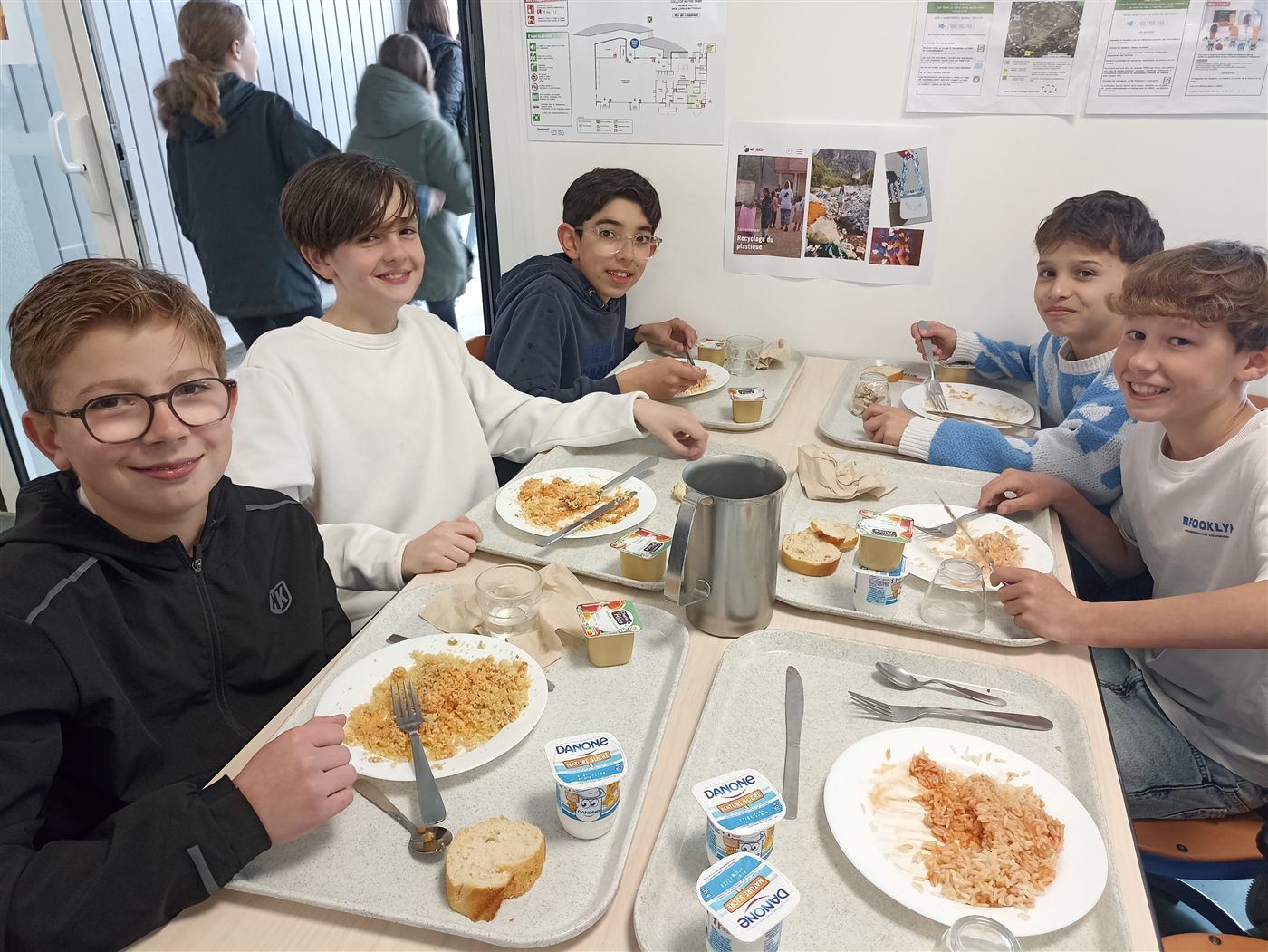 Des collégiens à table le jour du Bol de riz