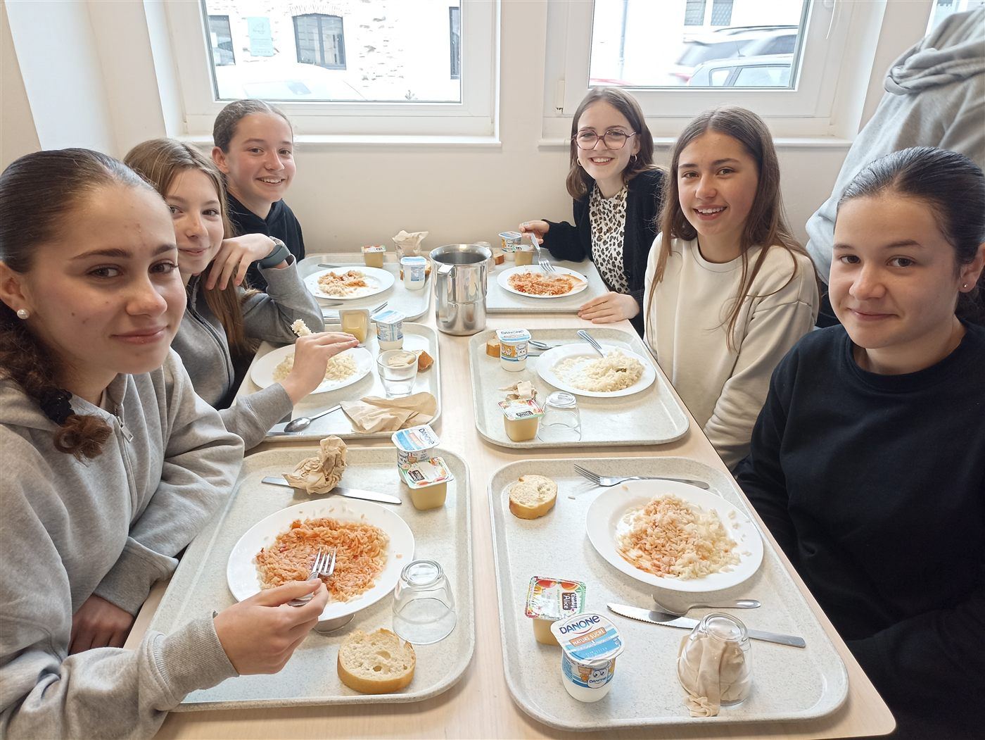 Des collégiennes partagent le repas Bol de riz