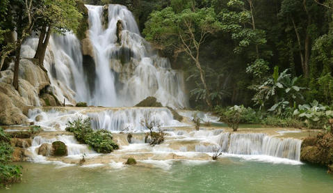 Les bassins turquoise de la cascade de Kuang Si