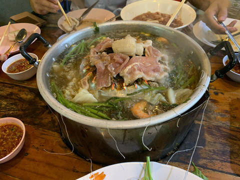 Le sindad : la viande grille sur le dôme, les légumes cuisent dans le bouillon autour